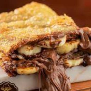 Massa frita de 15 cm recheada com delicioso recheio de Nutella com banana