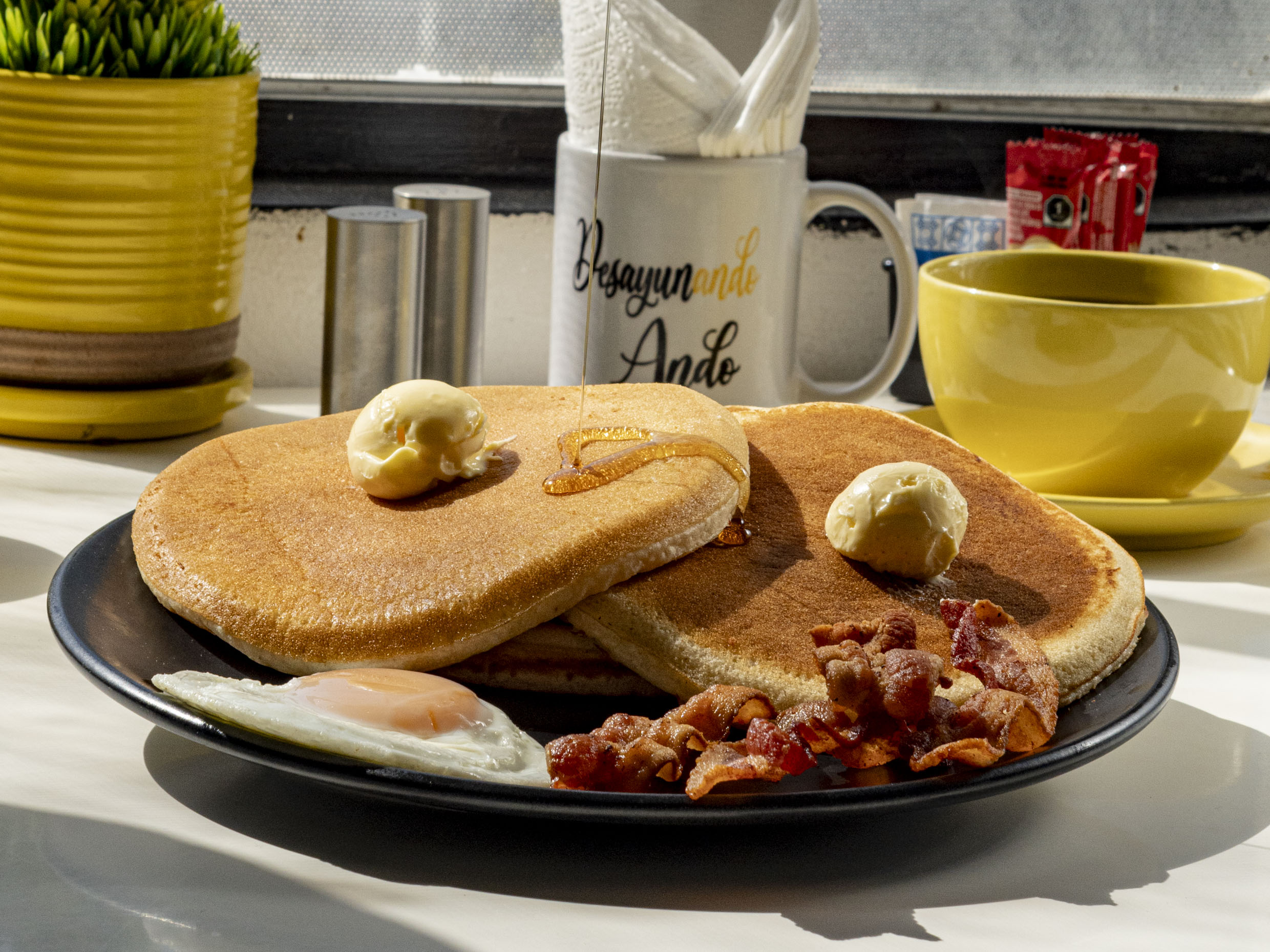 Hot Cakes con Tocino y Huevo