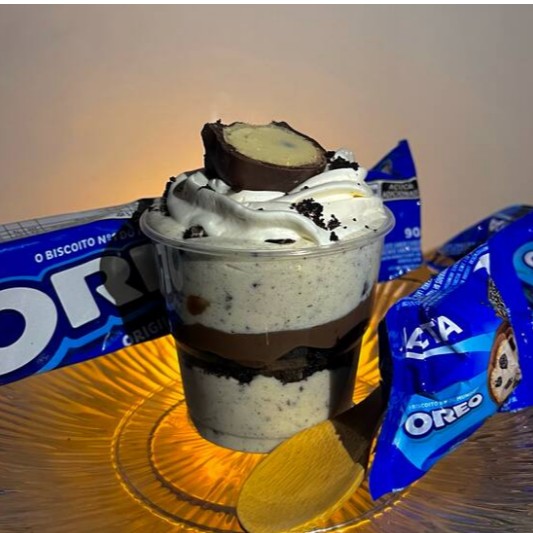 Camadas de creme de Ninho com biscoitos Oreo, brownies, brigadeiro, chantilly com bombom Oreo no topo.