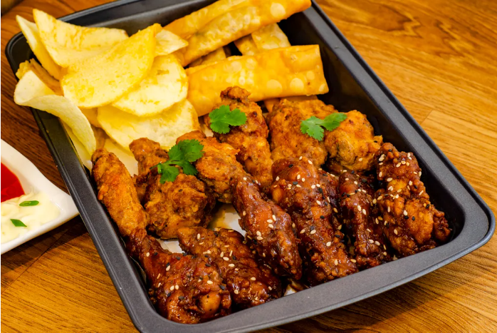 32 Alitas BBQ y 12 tequeños de pollo.