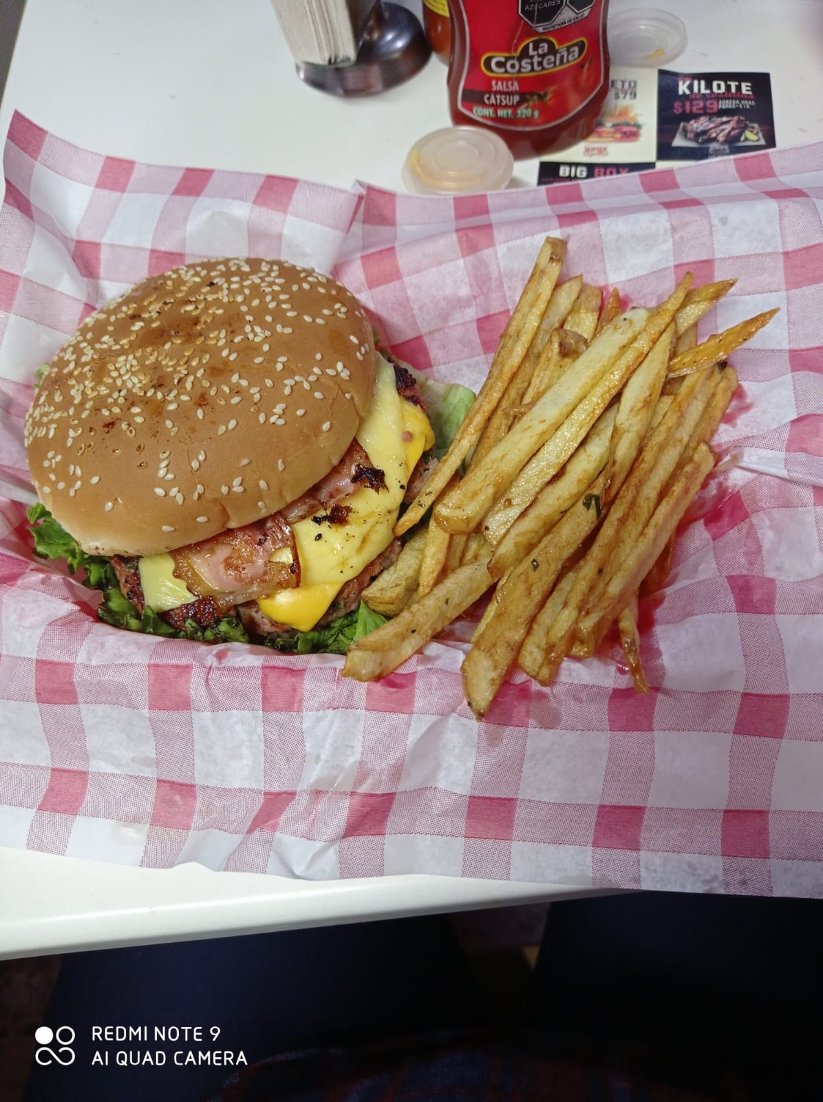 hamburguesa de pollo sencilla + fanta