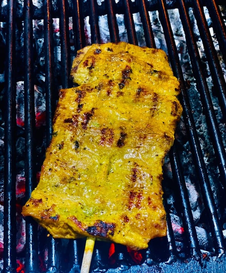 Pincho Cerdo con Papa Francesa, Ensalada y Gaseosa