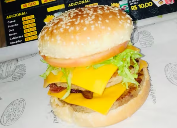 Pão de corte, 2 carnes, 2 fatias de cheddar, alface, tomate e molho especial !