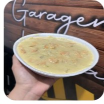 Macarrão espaguete, bacon, queijo, molho branco e camarão