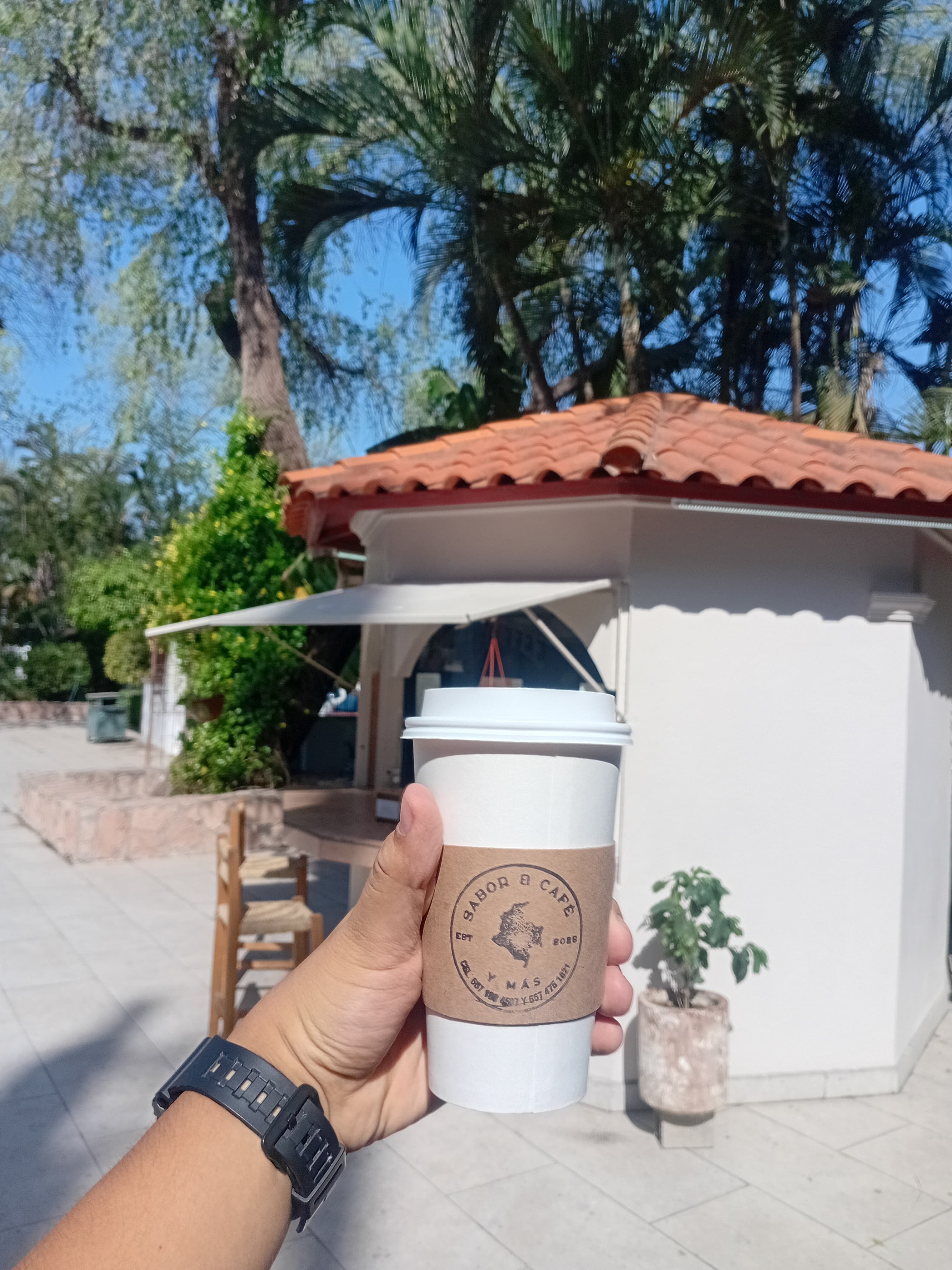 Café Colombiano caliente o a las rockas