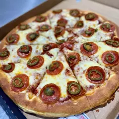 Pizza de Pepperoni y Jalapeño.