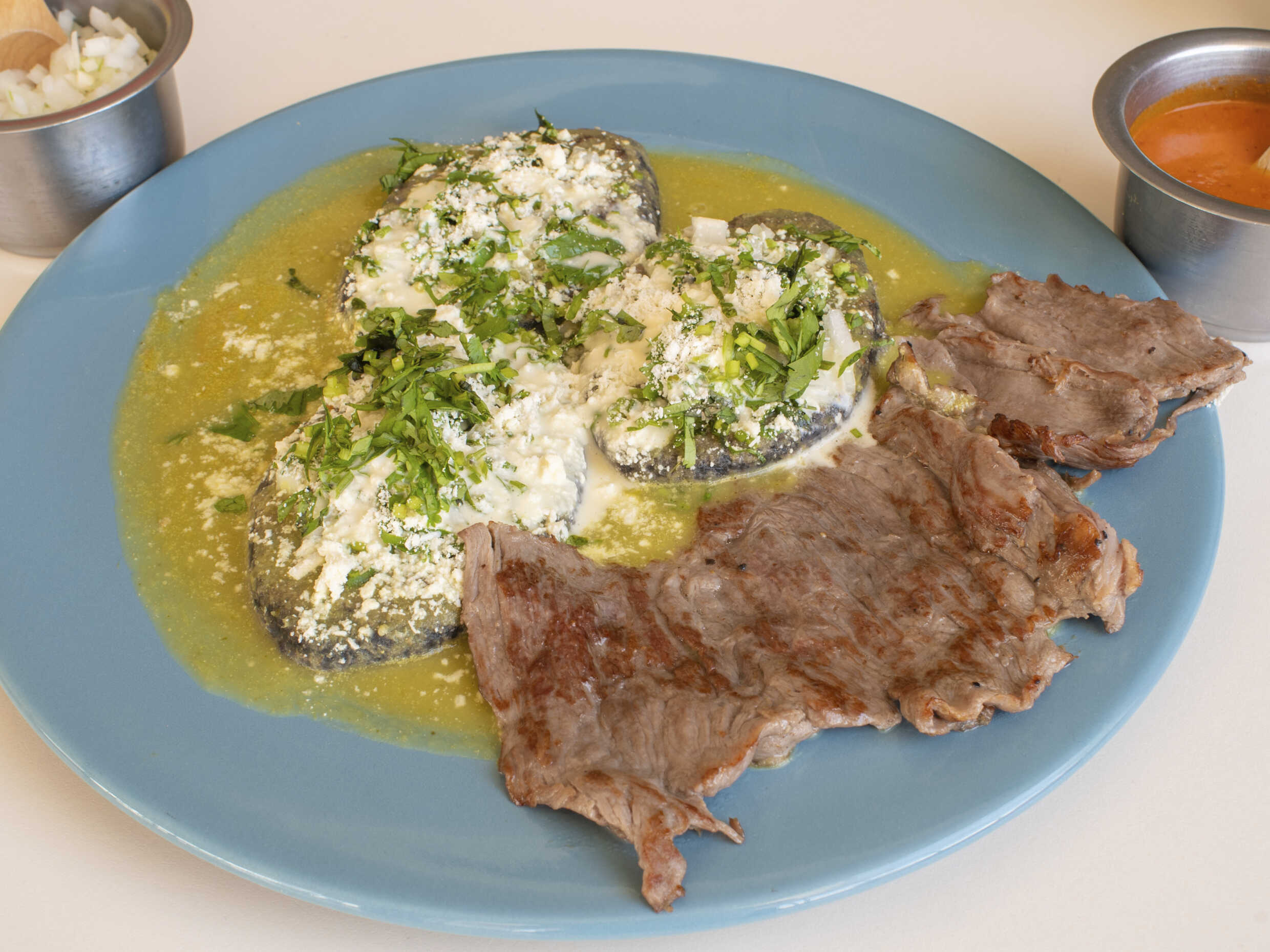 Tlacoyo con Carne Asada