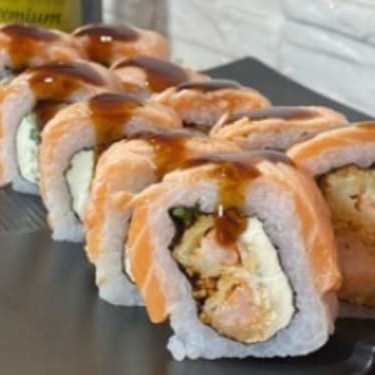 Makimono de camarão com salmão cream cheess e alga