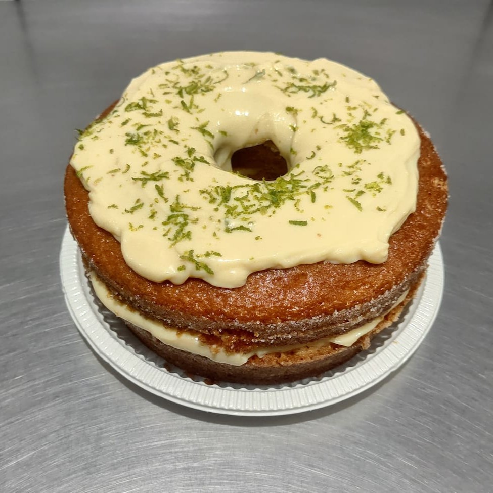 Apresentamos o nosso primoroso 'Mousse de Limão', uma joia da nossa categoria 'Bolos de Vitrine, Gelados'. Esta é uma deliciosa criação que combina a suavidade de uma mousse bem cremosa com a refrescância do limão. Extremamente macio, o bolo desmancha na boca e traz um sabor cítrico irresistível, proporcionando uma experiência culinária verdadeiramente revigorante. Uma delícia que é a cara do verão e que promete encantar o seu paladar!
