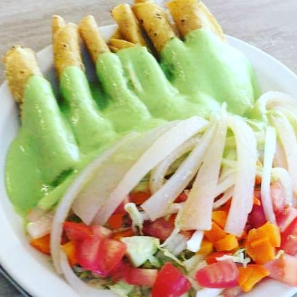 Flautas Con Salsa De Guacamole