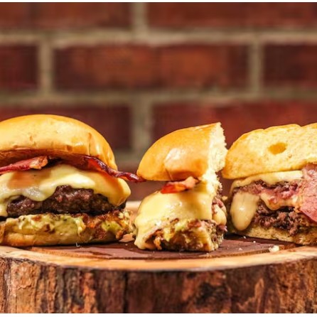 Pão De Brioche, 150 Gramas De Carne Recheada Com Queijo, Mussarela Gratinada, Cebola Crispy E Maionese Da Casa.