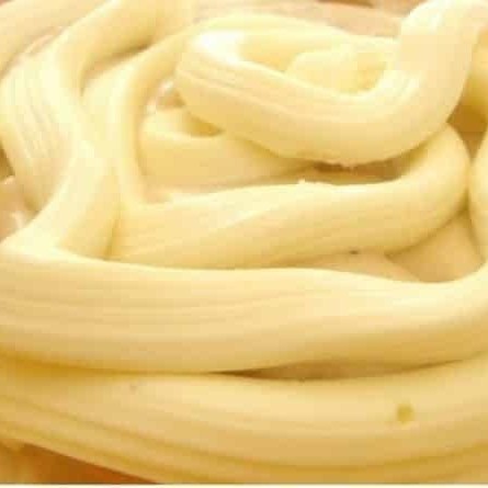 Queijo coalho derretido com Catupiry cremoso, tomate fresco e alho poró, criando uma combinação sofisticada de sabores.