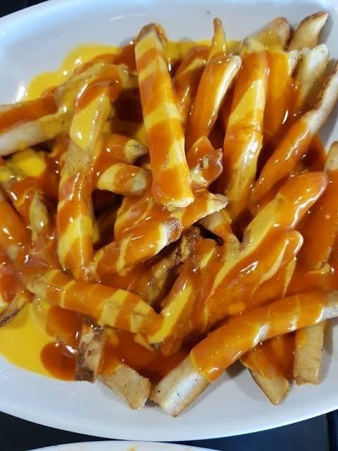 Papas Bañadas en Queso Cheddar y Salsa Búfalo