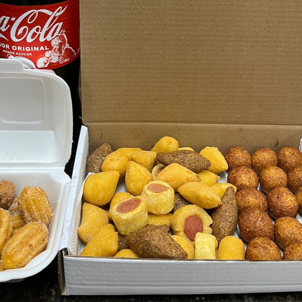 20 salgado de Buffet +10 bolinho de bacalhau +10 churros + refrigerante 2l