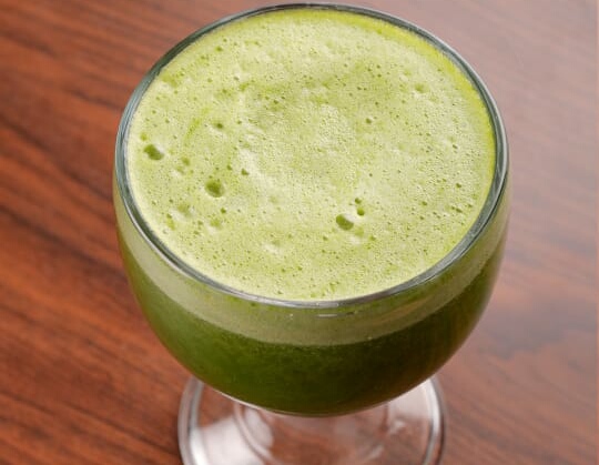 Combo Ensalada Mediterranea + Jugo Paraiso Verde
