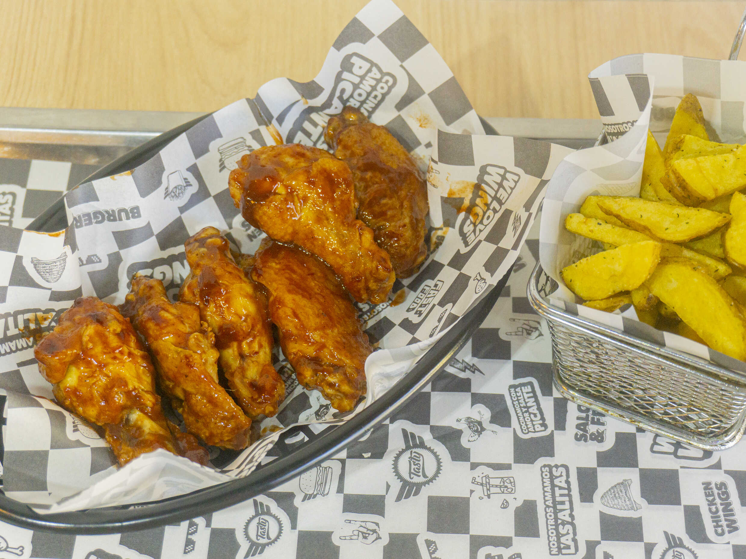 Combo Hot Wings Sriracha con Papas Tasty