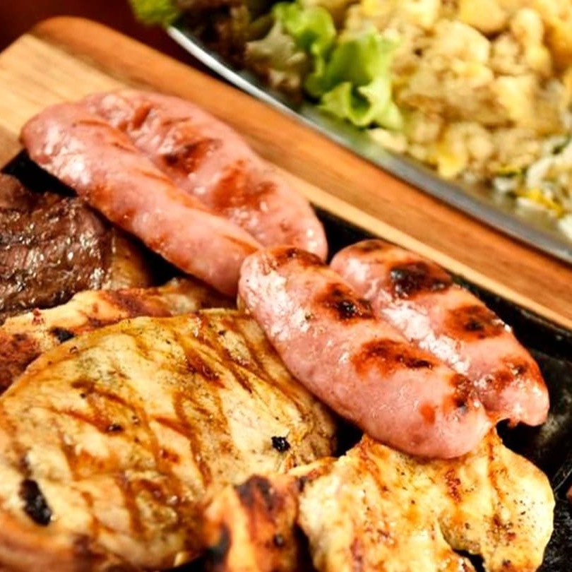 02 bifes contra-filé, 02 filés de frango, 02 linguiças toscana e 02 carrés acompanha arroz biro biro, feijão, farofa de ovo, fritas e molho vinagrete