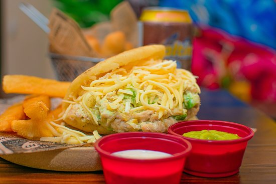Combo Arepa Mixta con Huevo + Papas + Bebida