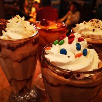 Copa de Helado con Galleta y Café