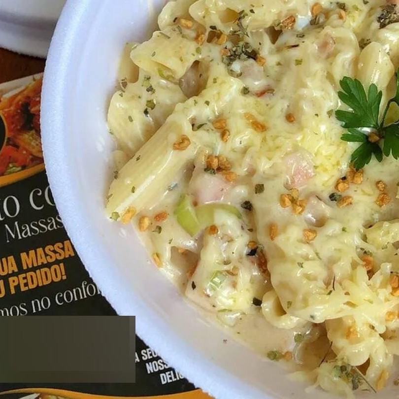 Escolha a massa, refogado, 8 ingredientes e o seu molho.