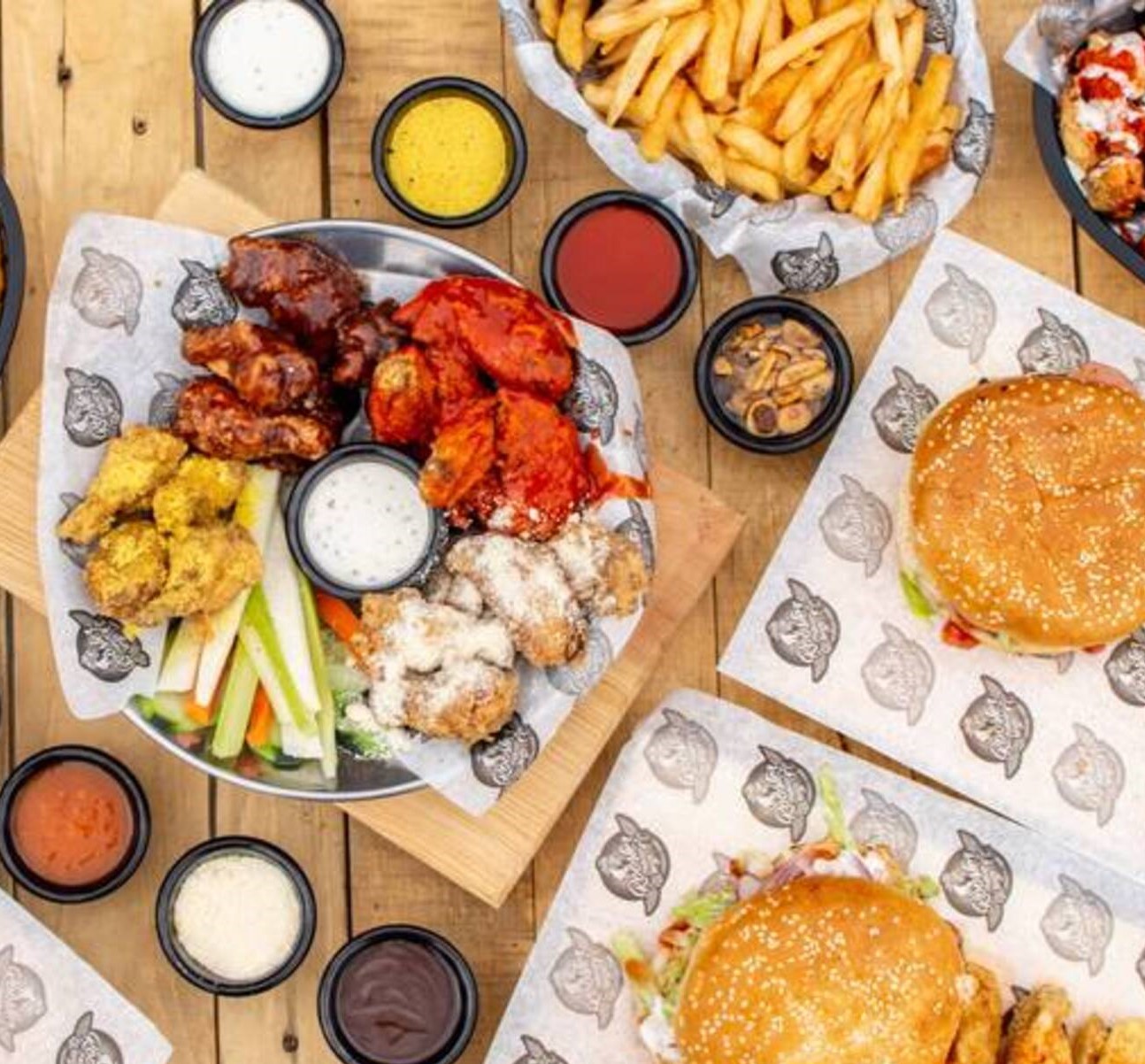 4 Burger de Pollo, 16 Alitas o Boneless, 1 Bebidas