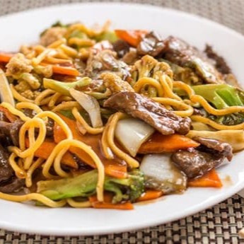 O nosso delicioso Yakissoba de Carne é um prato tradicional oriental que se destaca por sua explosão de sabores. É cuidadosamente preparado com carne suculenta que derrete na boca, acompanhada de uma seleção de legumes frescos e crocantes. Nesse prato, a cebola, o repolho branco, o repolho roxo e a cenoura são cortados e cozidos à perfeição para proporcionar uma experiência culinária única. Este é o prato perfeito para quem aprecia uma refeição rica e balanceada, repleta de sabor e texturas incríveis.