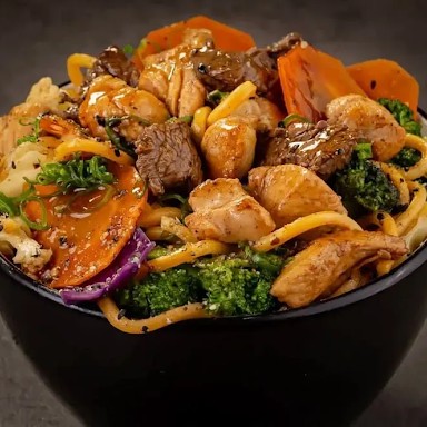 Tradicional receita oriental, feita com massa especial para yakisoba, filé mignon, filé de frango e legumes variados.