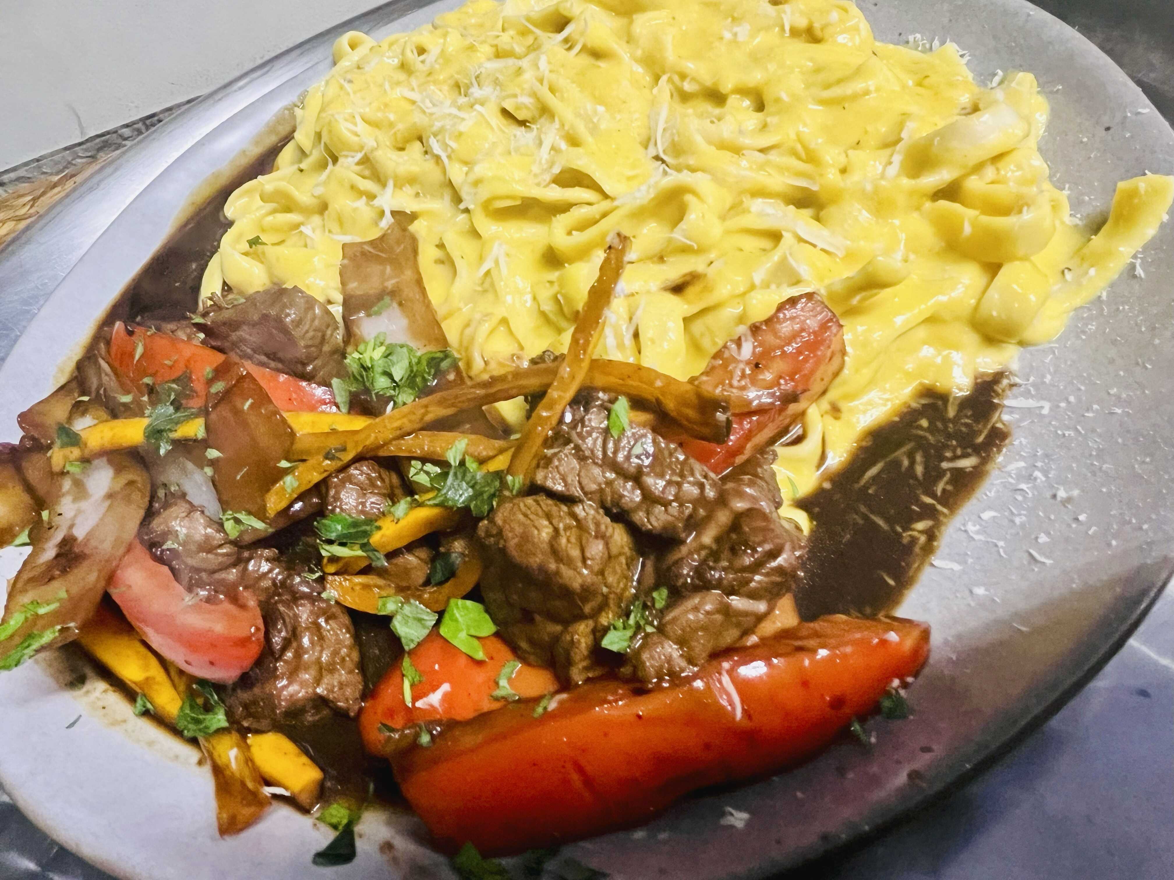 Fetuccini a la Huancaina con Lomo Saltado