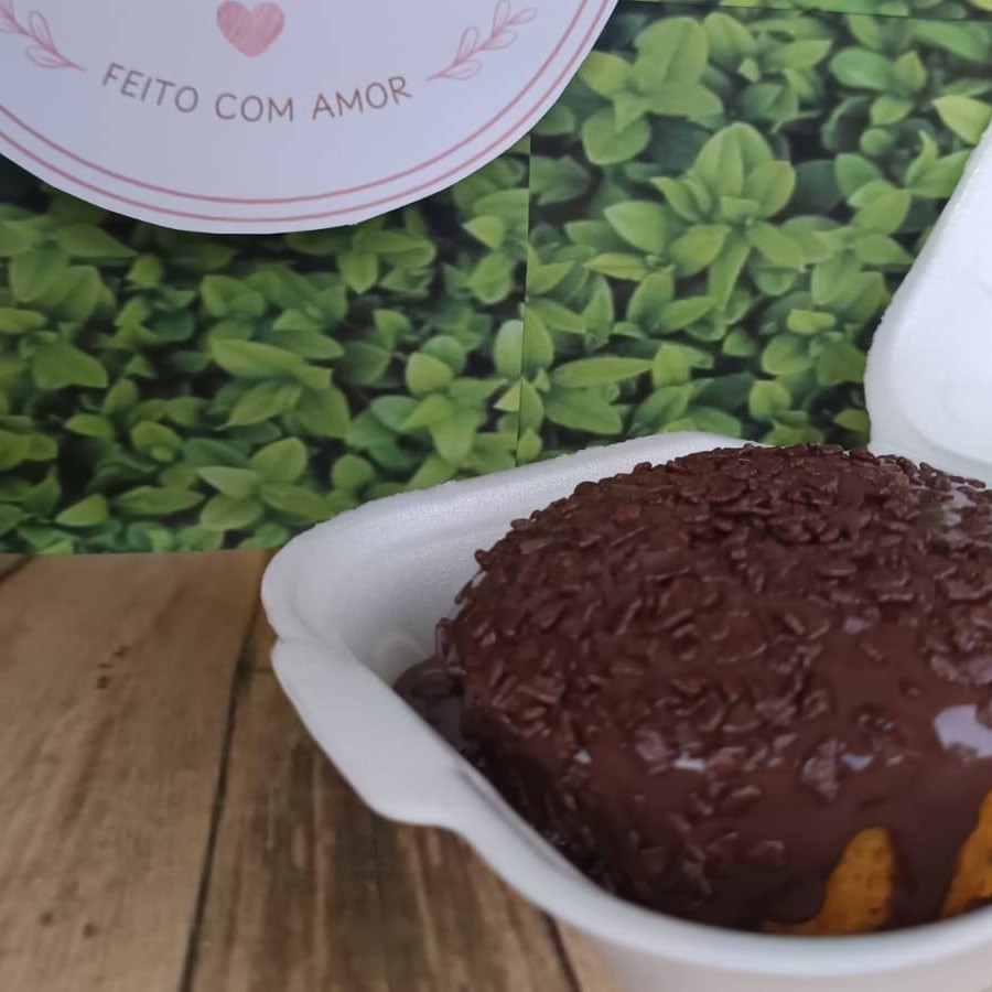 Mini bolo vulcão de cenoura com cobertura de chocolate + 1 Guaraná natural ( Serve 1 pessoa )