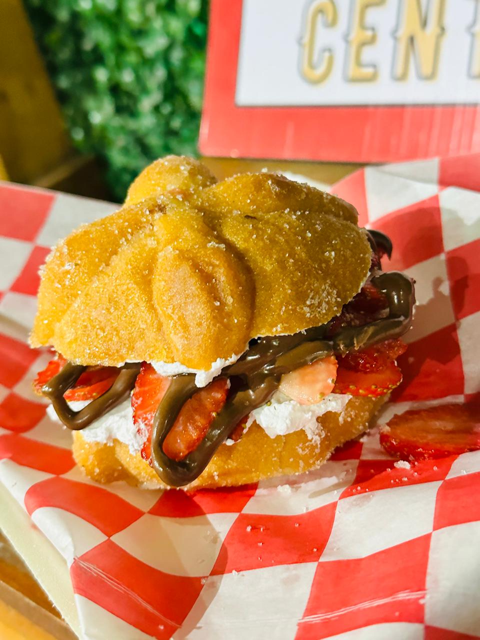 Pan de Muerto Relleno Chantilly Fresas y NUTELLA