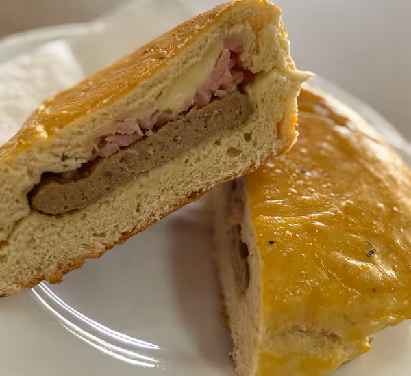 Nosso super hamburguer de forno caseiro com uma deliciosa carne de hamburguer, queijo, presunto e cheddar de verdade! (sim, de verdade)