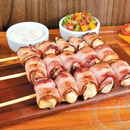 Espetinho de frango com bacon