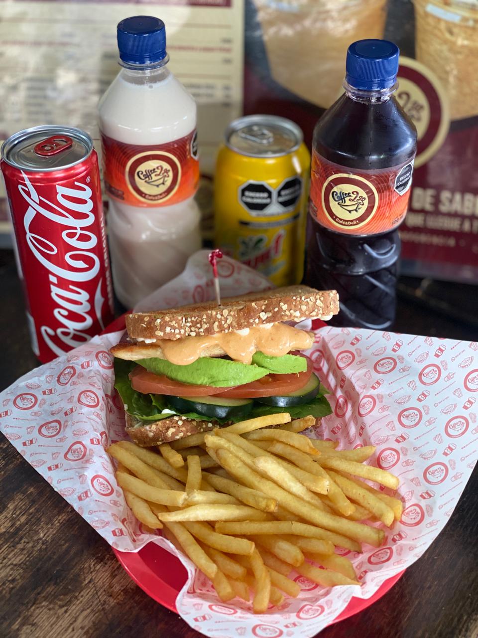 Spicy chicken sandwich + Papas o Ensalada+ Bebida