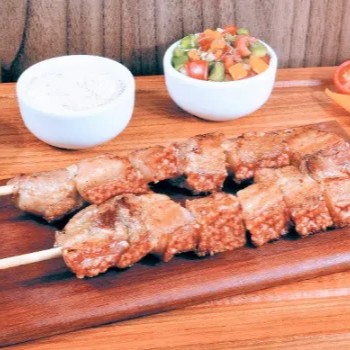 1 ESPETO DE PANCETA (CARNE DE PORCO) ASSADO NA CHAPA. .