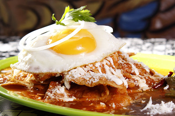Chilaquiles Rojos con Huevos