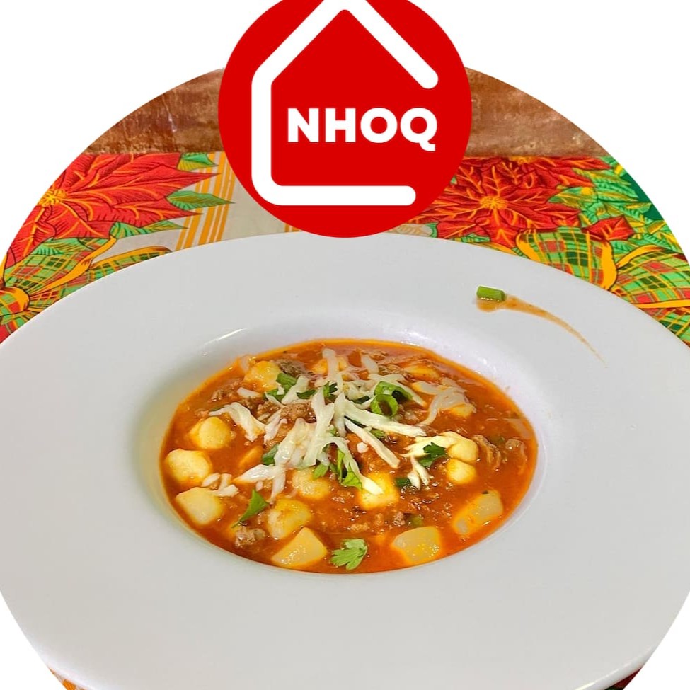 O prato perfeito para quem ama um clássico com um toque de sofisticação.  Nhoque artesanal de batata, coberto com molho de tomate rústico e uma camada generosa de queijo muçarela derretido. É a verdadeira experiência de um prato à parmegiana, com um toque único de maciez. Embalagem especial e bem lacrada. Serve até 1 pessoa.
