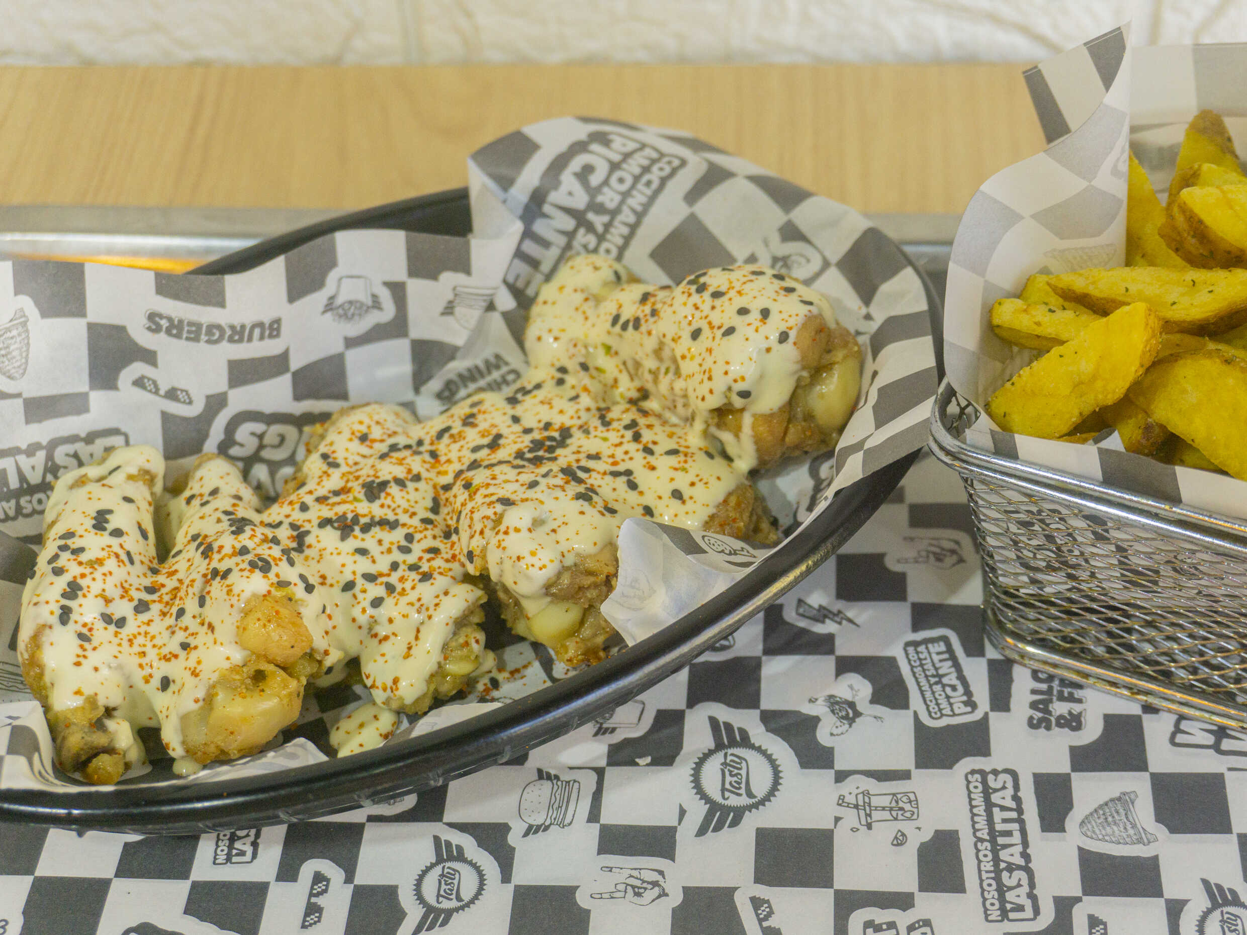 Combo Hot Wings Costa Sour con Papas Tasty