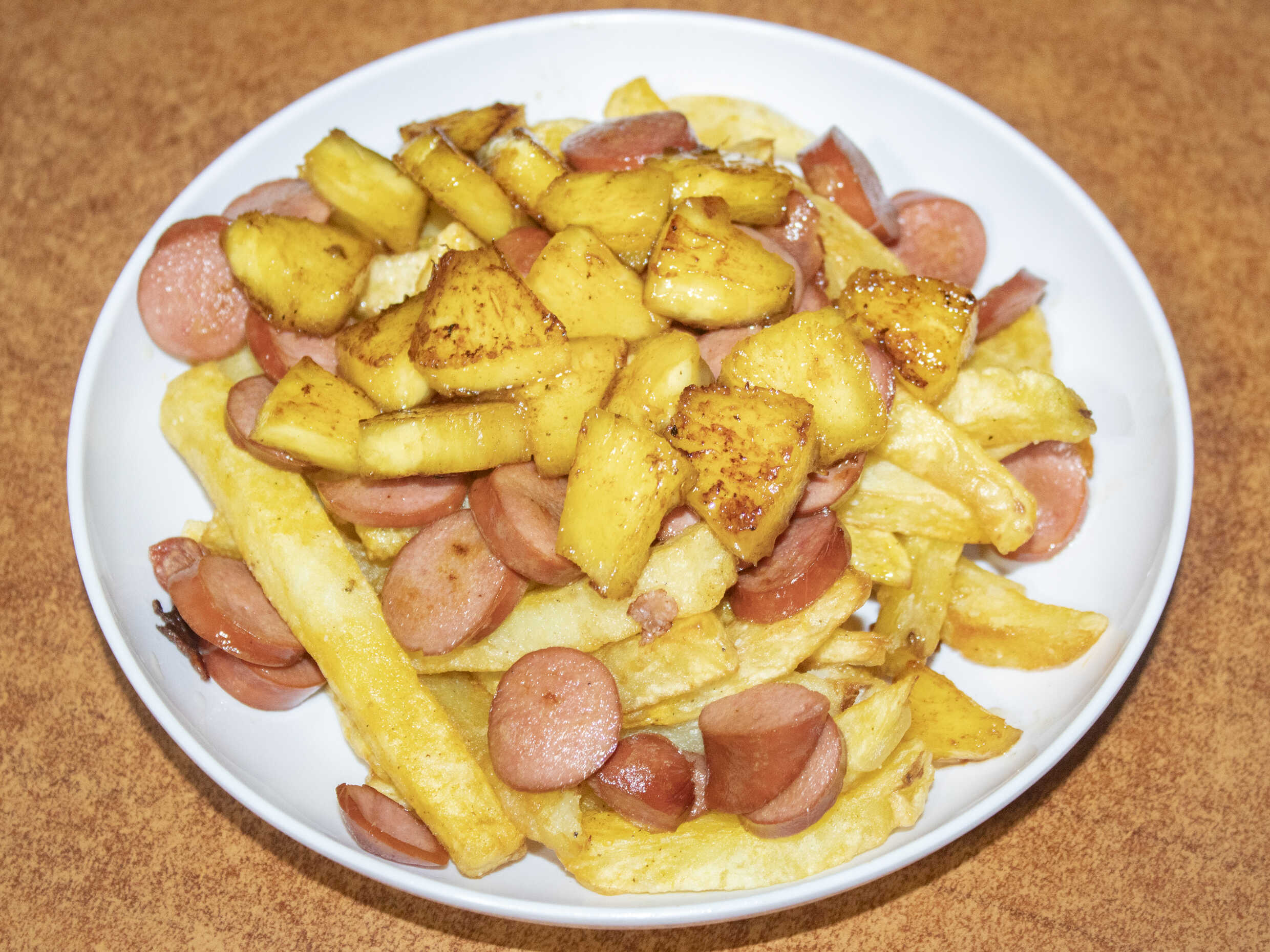 Salchipapa Hawaiana
