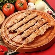 O '202 - Espetinho de Frango' da categoria 'Espetinho na Pedra' é uma experiência culinária única. Esta iguaria é cuidadosamente marinada com um creme de alho especial, enriquecido com uma seleção de ervas finas, que realçam o sabor suculento do frango. Cada mordida é uma explosão de sabor que te transporta para um novo patamar de prazer gastronômico. A textura macia do frango, combinada com a crocância do espetinho, cria um equilíbrio perfeito para o paladar. Experimente essa delícia e deixe-se surpreender!