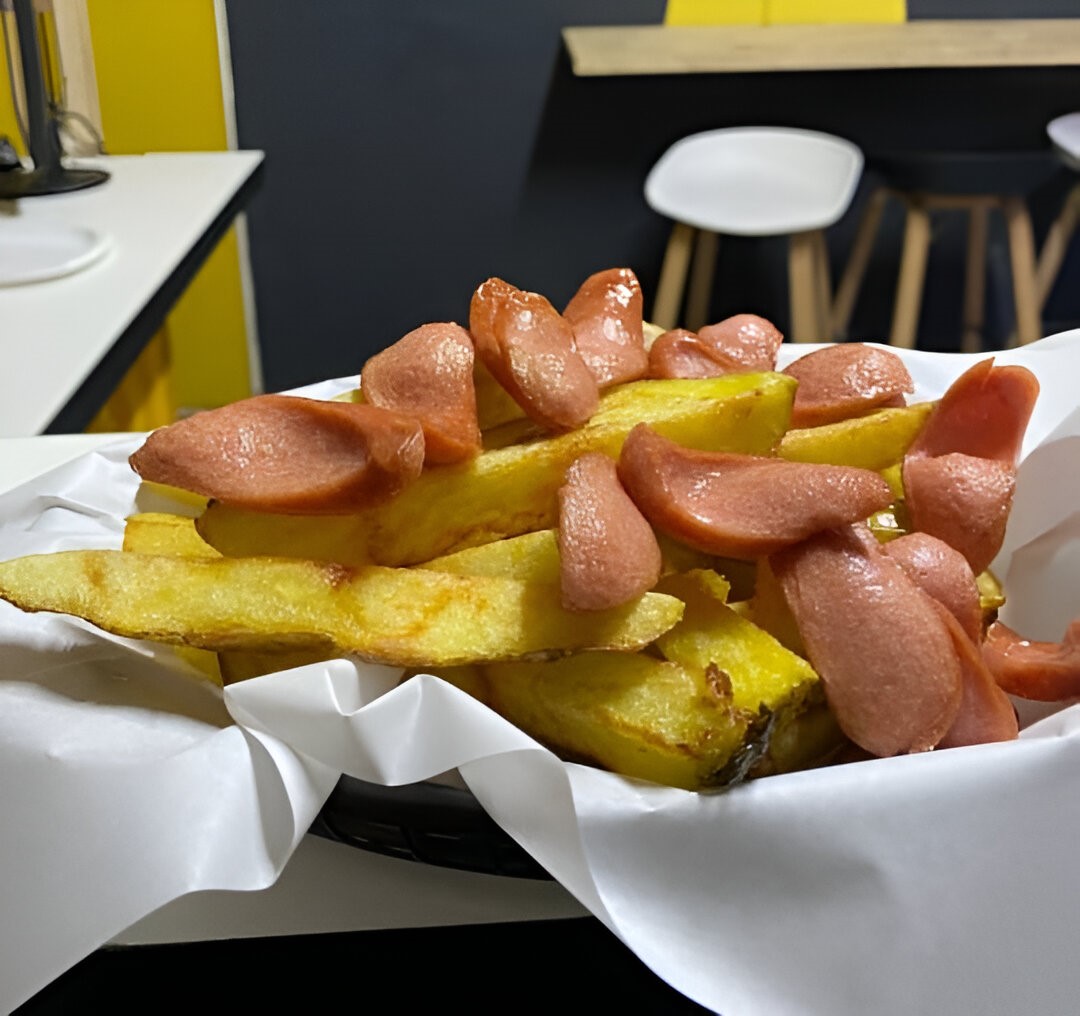 Salchipapa Clásica