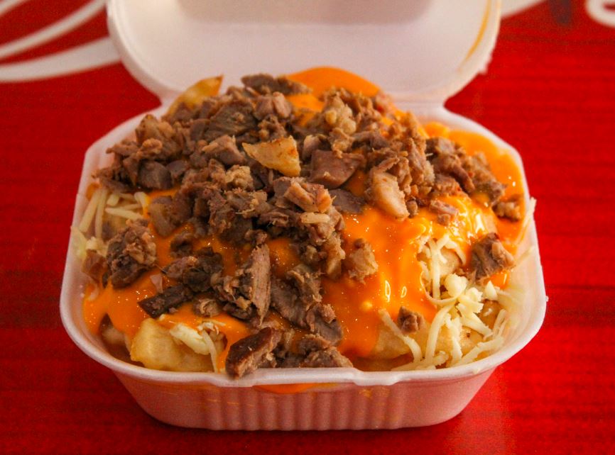 Orden papas a la francesa con queso y carne