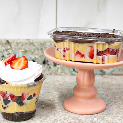 O melhor dos dois mundos! 1 Bombom de Colher + 1 Copo Tentação de Morango. Dupla perfeita para matar a vontade de doce e ainda economizar.