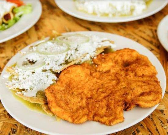 CHILAQUILES PERSONALES CON PECHUGA EMPANIZADA