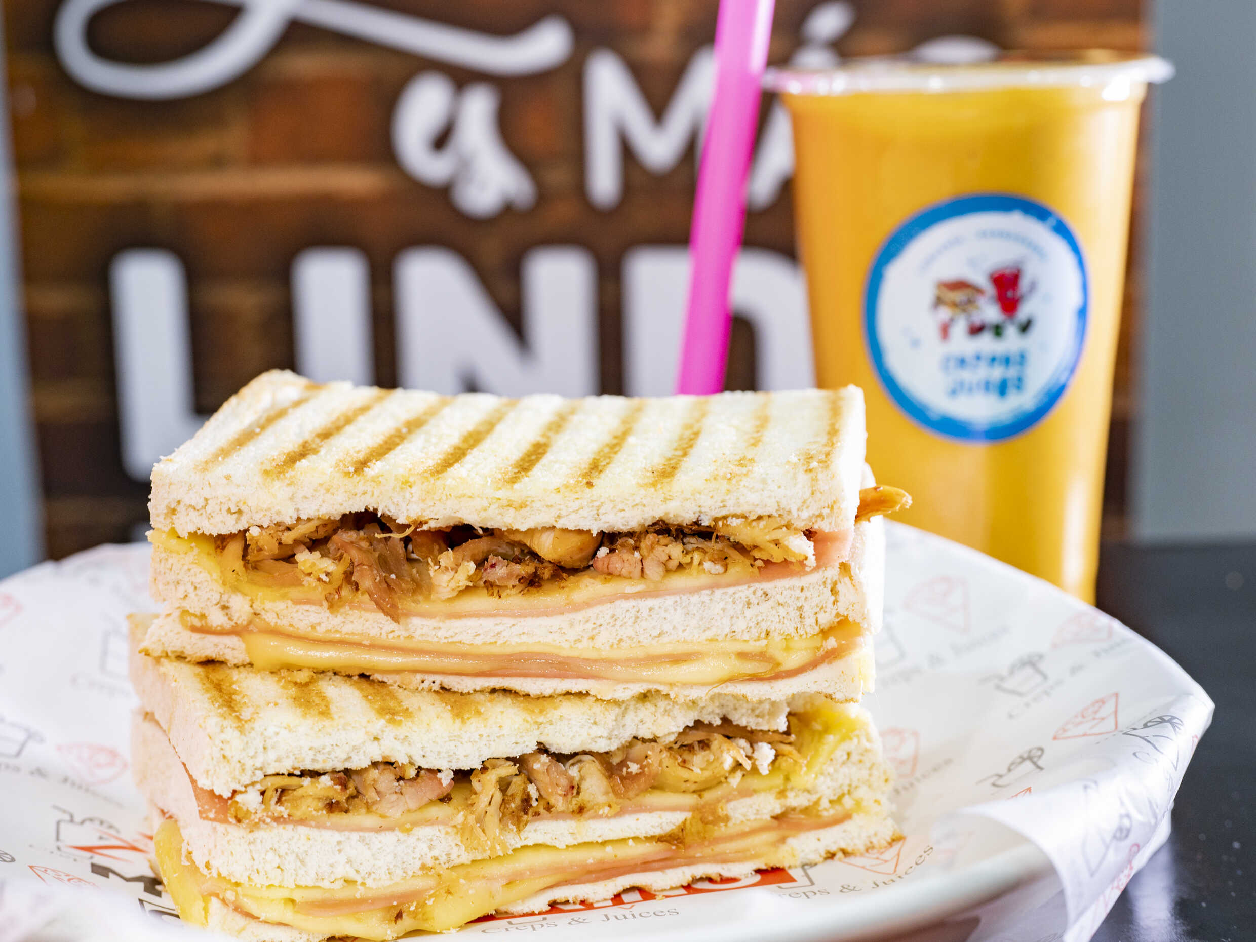 Combo 8 - Mixto con Pollo y Jugo con Leche 21 oz