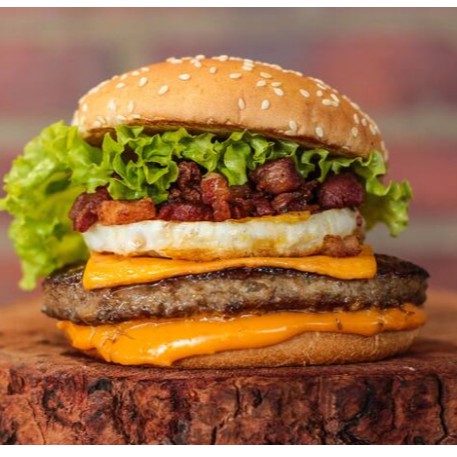 Pão, 120g de carne de picanha, ovo, bacon, queijo cheddar, salada e molho da casa