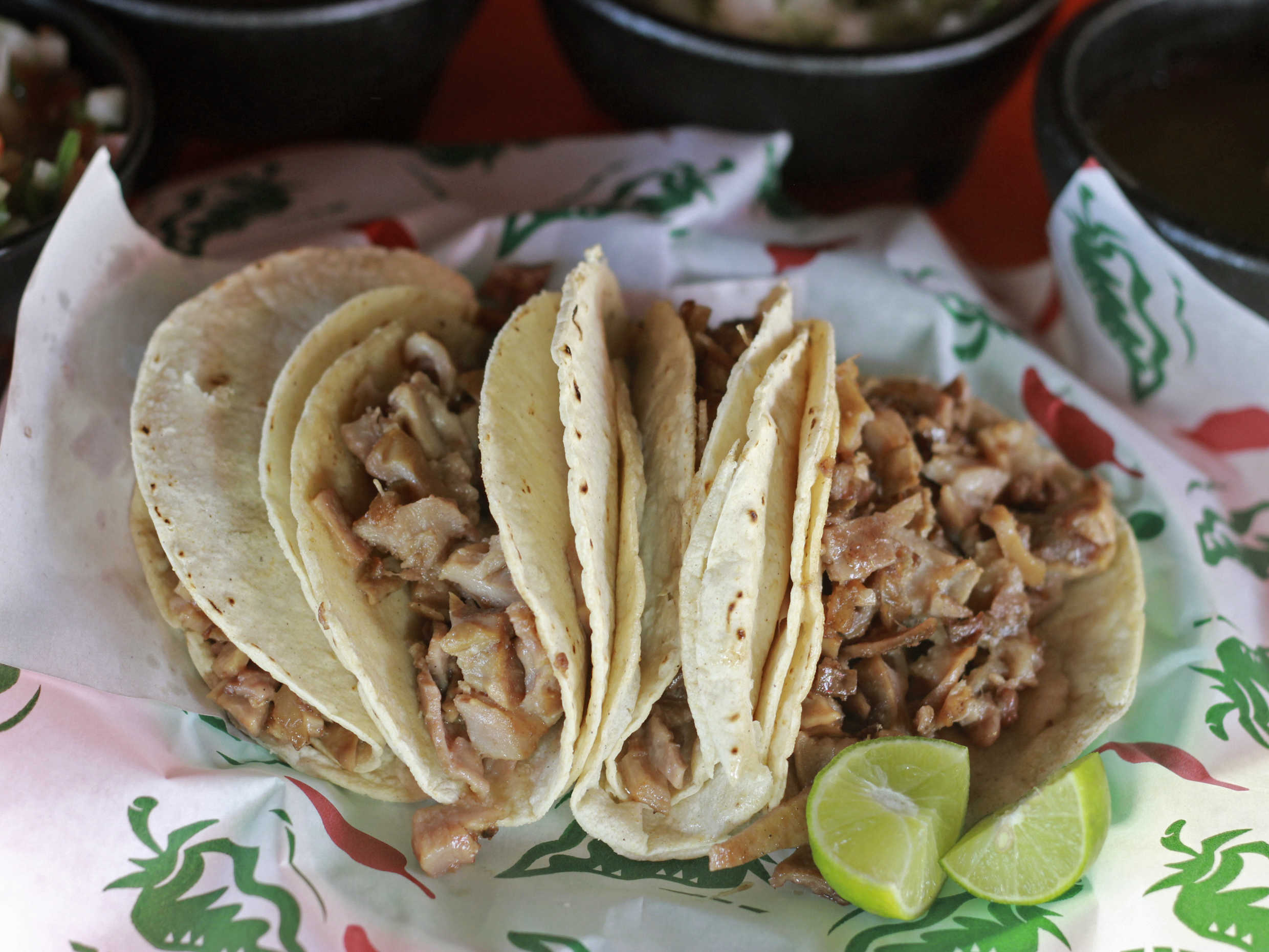 Orden De Cachete 4 Tacos Doble Tortilla Salsas