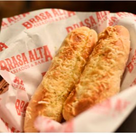 Pão de alho artesanal, especialmente produzido na casa.