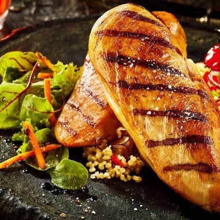 Delicioso frango grelhado na chapa acompanhado de arroz e feijão mais dois complementos