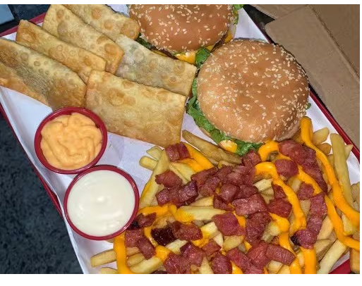 2 Hambúrguer duplo, 6 mini pastéis ( carne, queijo ) 250 Gr Batata C/ Bacon, Calabresa, Cheddar