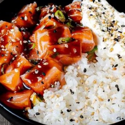 Nossos deliciosos cubos de salmão com Hondashi, cebola roxa azeite limão e laranja.